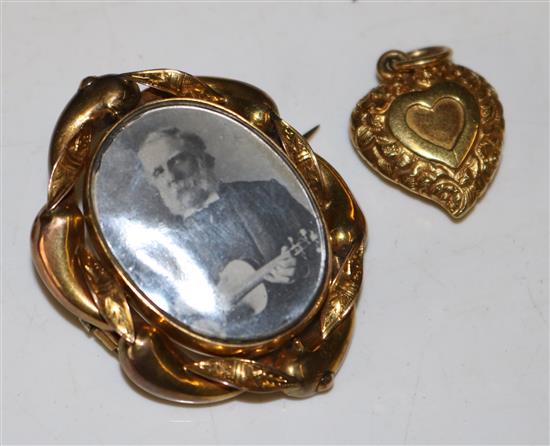 1 x open locket and 1 x closed locket